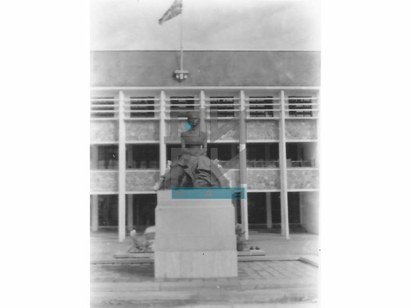 Статуа краљице Елизабете II  пред зградом парламента у Лагосу (VZP.N.220-25)