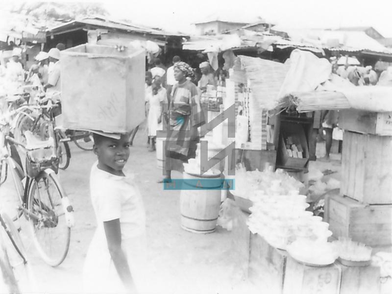 Дечак носи кутију на пијаци у Лагосу (VZP.N.220-11)