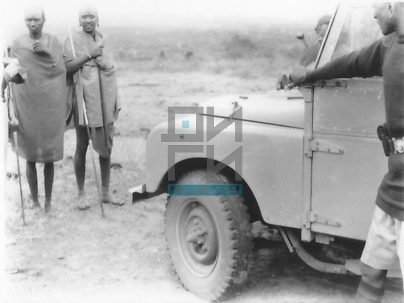 Maasai Warriors by a Vehicle (VZP.N.190-05)