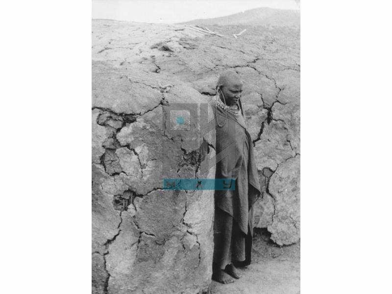 Pripadnica Masai naroda pred kućom (VZP.F.00040)