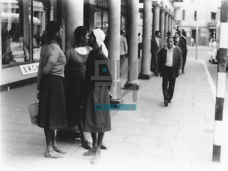 People in a Nairobi Street (VZP.N.191-18)
