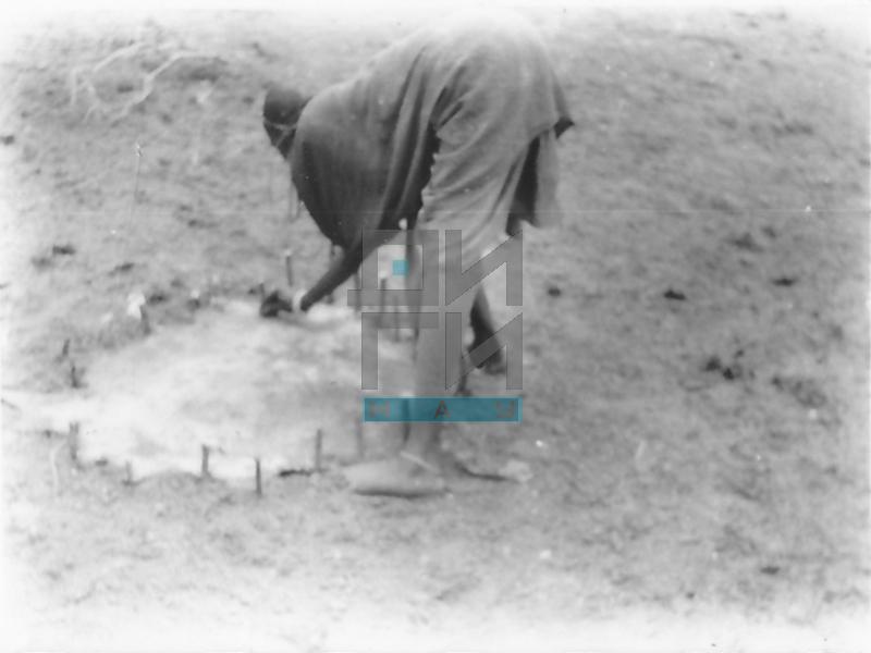 Pripadnik Masai naroda obrađuje zemlju (VZP.N.190-21)