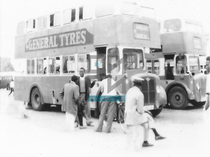 Ljudi ispred parkiranih autobusa u Najrobiju (VZP.N.191-19)