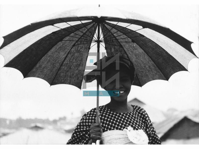 Woman with parasol (VZP.F.00005)
