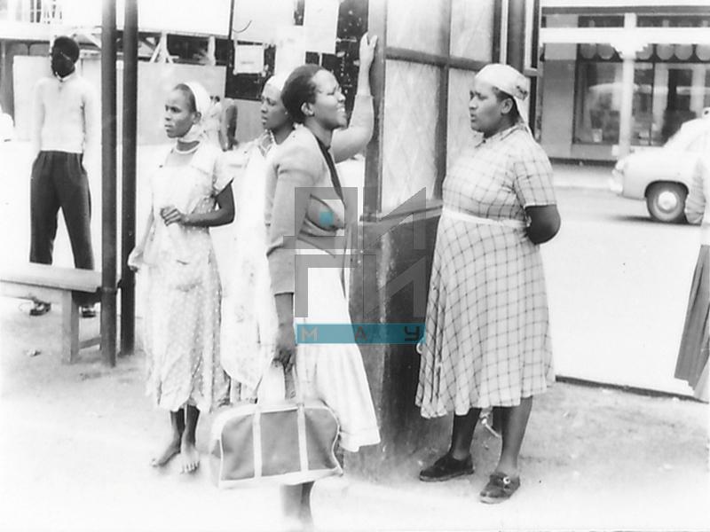 Žene razgovaraju na ulici (VZP.N.191-22)