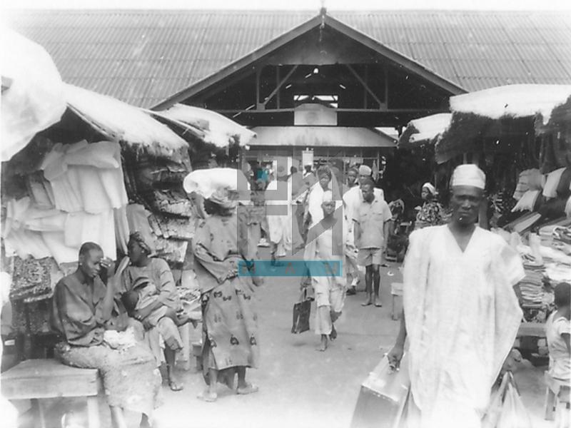 People at the Market in Lagos (VZP.N.220-05)