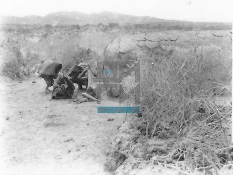 Masai ratnici sede ispred svojih kuća (VZP.N.190-33)