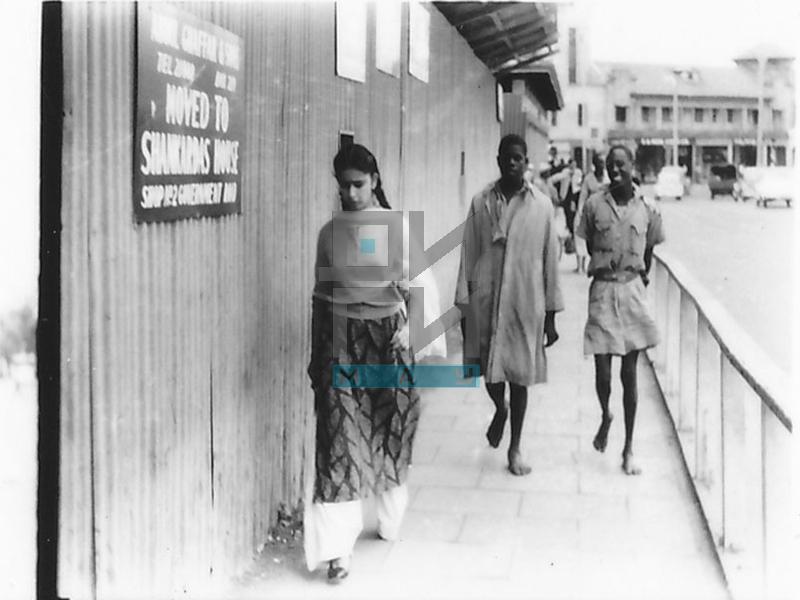 People Walking Down Nairobi Street (VZP.N.191-16)