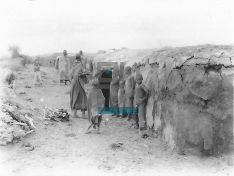 Pripadnici Masai naroda ispred svojih tradicionalnih kuća (VZP.N.190-23)