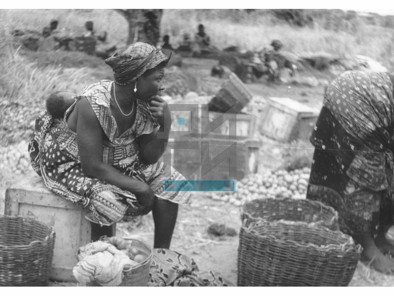 The woman of Ghana and child (VZP.F.00021)
