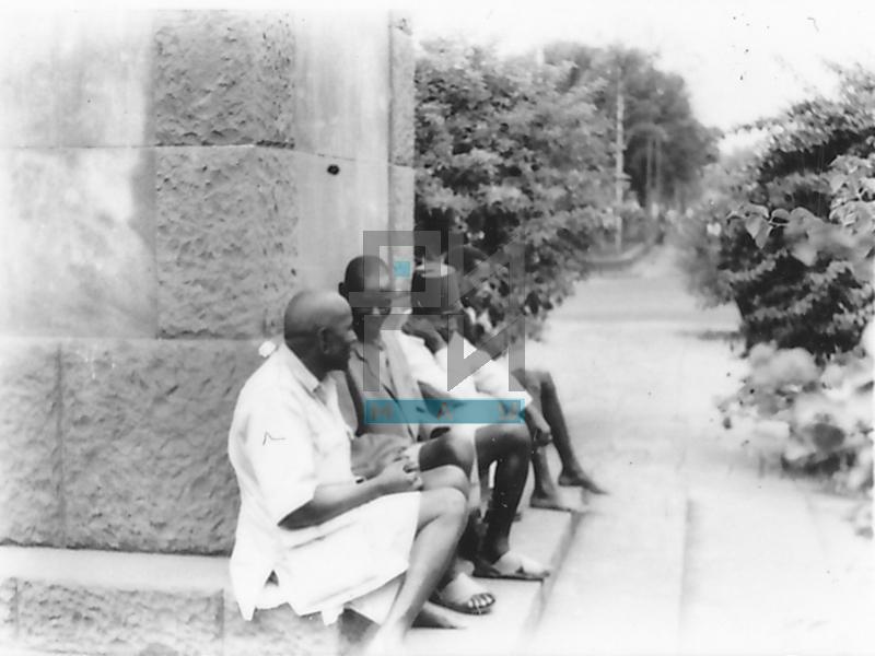 Ljudi sede kod spomenika u Najrobiju (VZP.N.191-14)